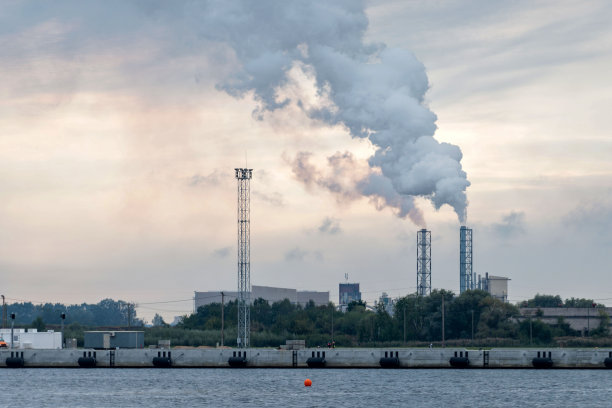 日落时的工厂烟囱。图片下载