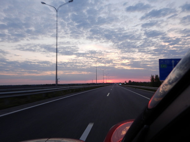 高速公路上高速行驶的汽车图片下载