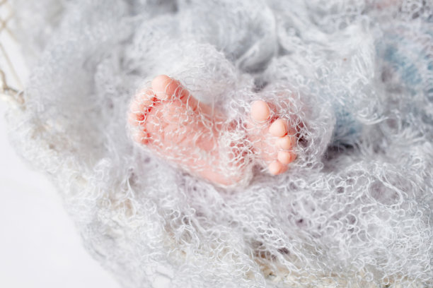 近距离图片的新出生婴儿的脚针织格子图片下载