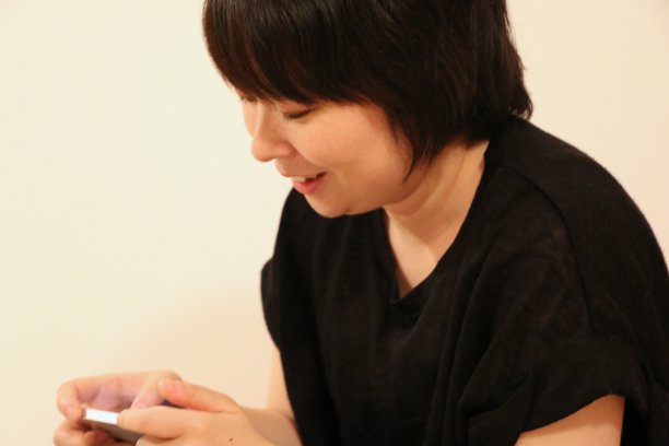 用手机发短信的亚洲女人图片下载