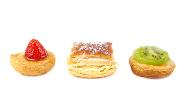 三种西班牙“pastelitos”:小猕猴桃，草莓和hojaldre馅饼图片下载