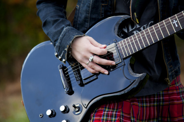 拿着吉他的女孩图片下载