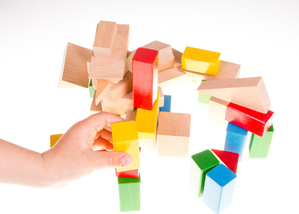孩子的手和积木图片下载