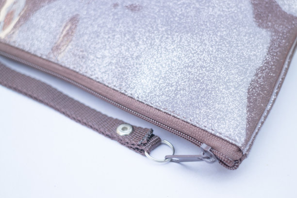 简单的棕色拉链手提包图片下载