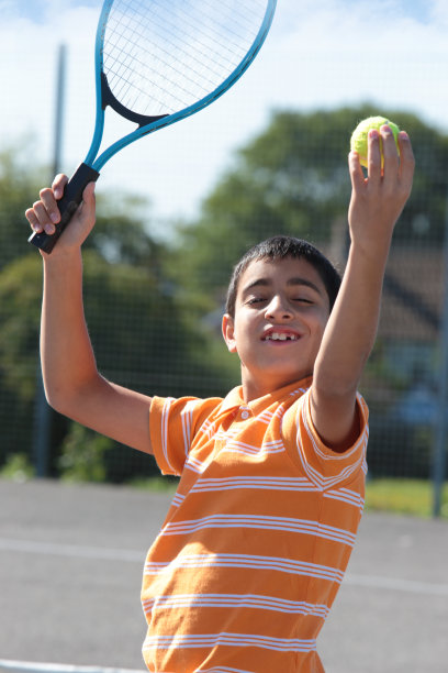 拿着网球和球拍的男孩图片下载
