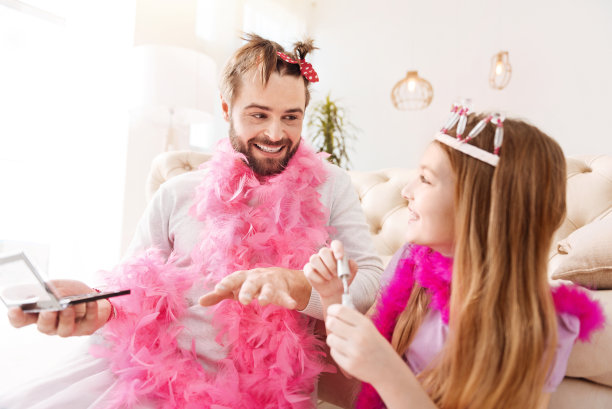 微笑的爸爸伸出手去修指甲图片下载