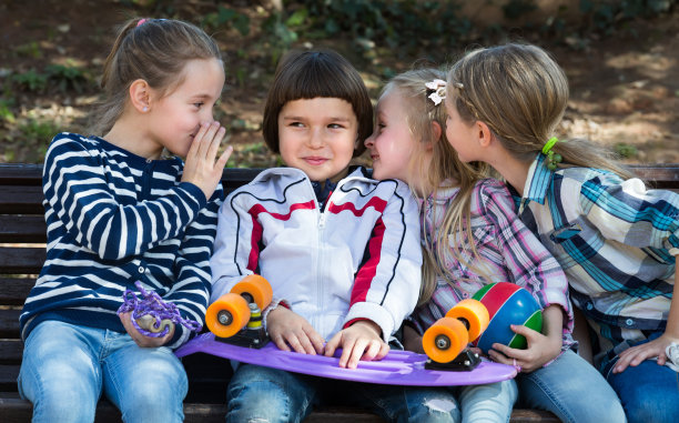 孩子们在户外聊天时分享秘密图片下载