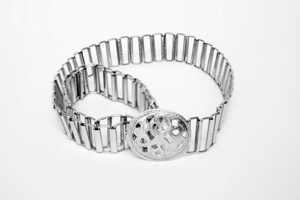 漂亮闪亮的银质手工腰带图片下载