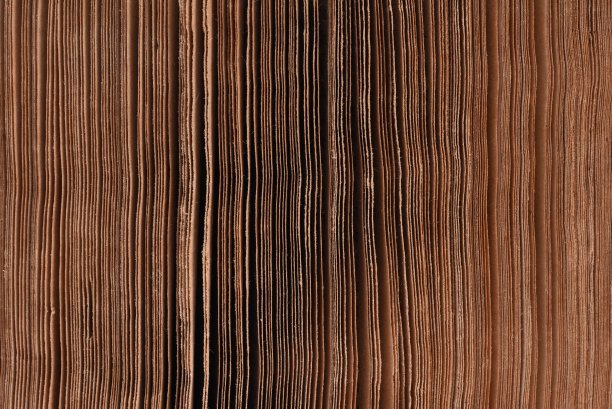 翻开的旧书的边缘图片下载