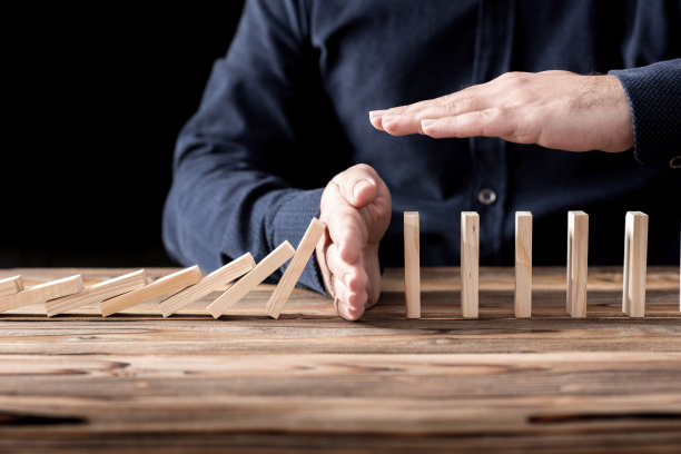 保护资产免受多米诺效应的影响。止损的概念。素材图片