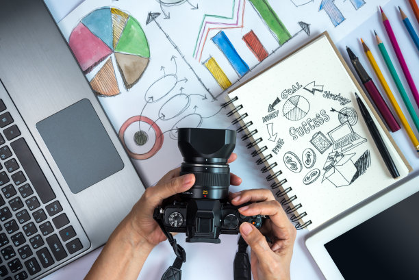 在办公桌上使用相机、笔记本电脑、平板电脑和插图的摄影师图片下载