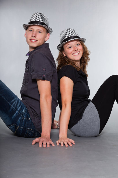 新婚夫妇戴着帽子，穿着随意。图片下载