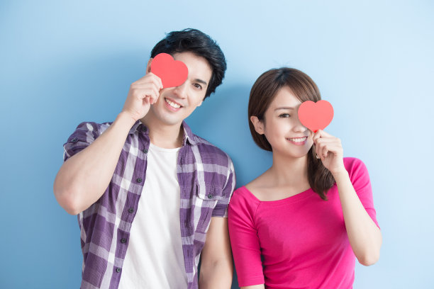 幸福的情侣抱着爱的心图片下载