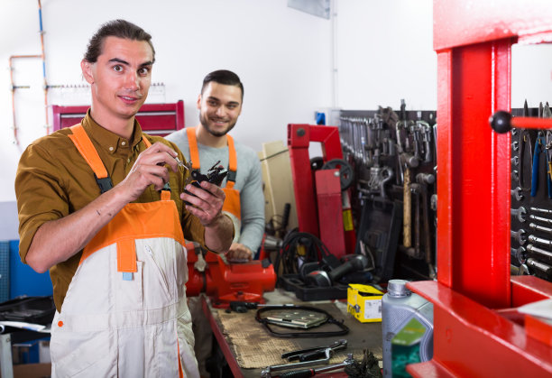在车间穿制服的工人图片下载