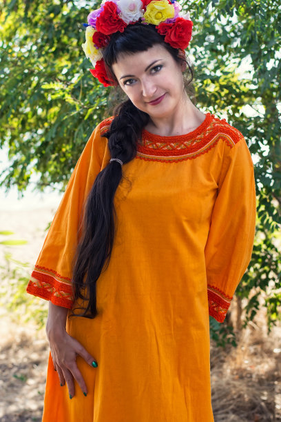 穿黄色裙子的女孩图片下载