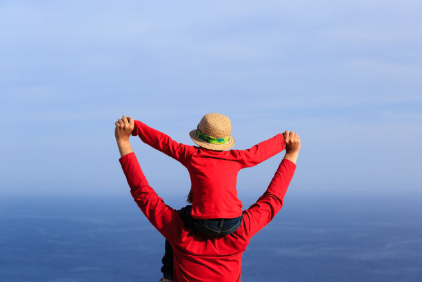 快乐的爸爸和儿子在海边玩图片下载