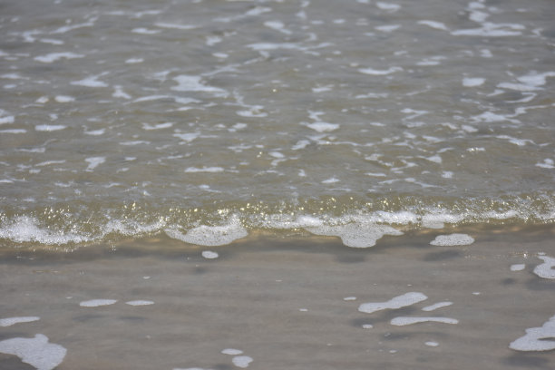 晨曦中的小海浪和干净的沙滩图片下载