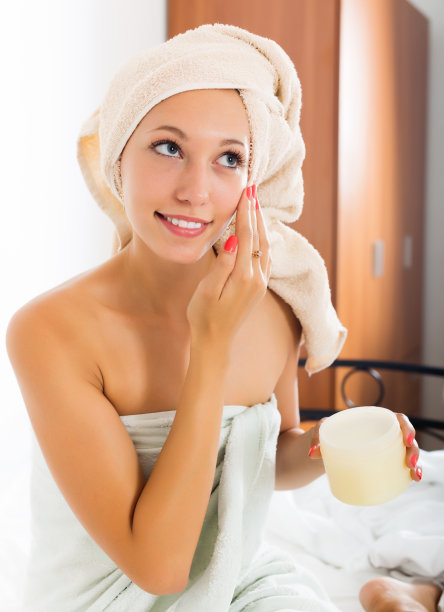 女孩用奶油图片下载