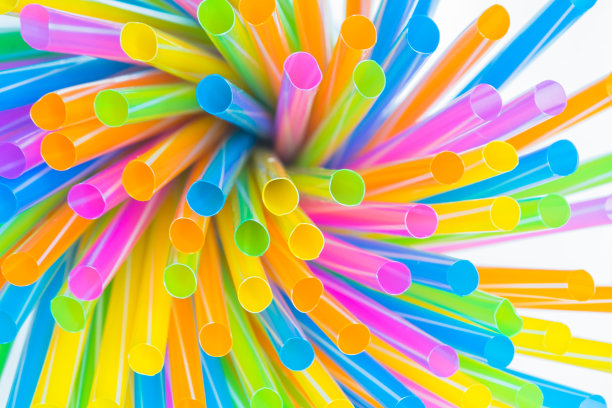 白色背景上的彩色塑料吸管图片下载