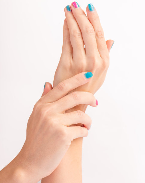 女人的手修指甲图片下载