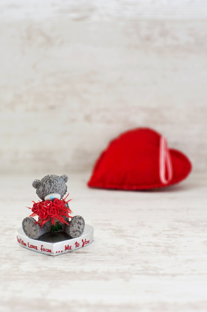 木制背景上的迷你泰迪熊和红心图片下载