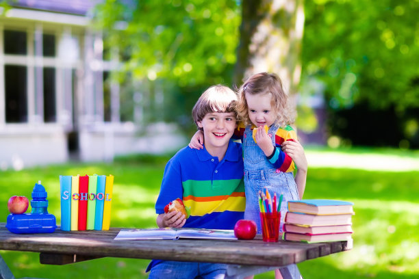 漂亮的孩子在学校做作业图片下载