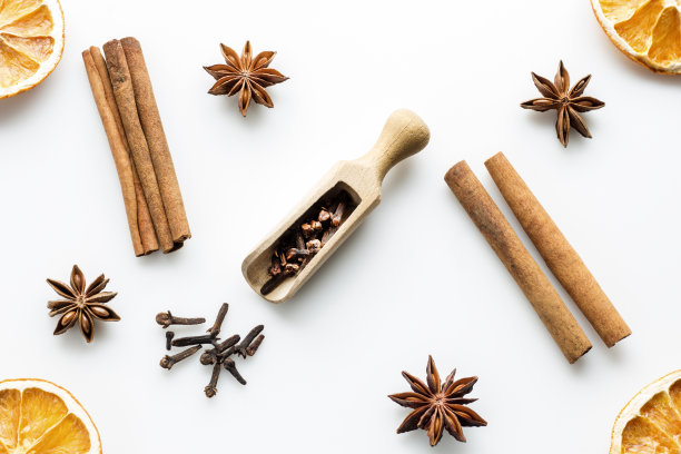 肉桂棒，八角，丁香和桔子片图片下载