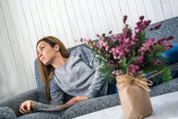 年轻女性阅读杂志图片下载