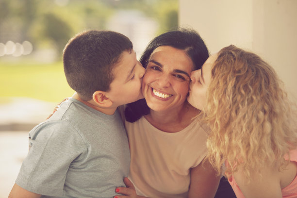 快乐的妈妈和孩子们图片下载