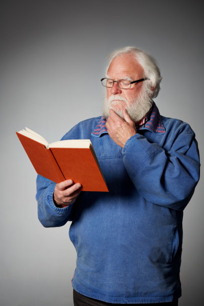 老人在读一本书图片下载