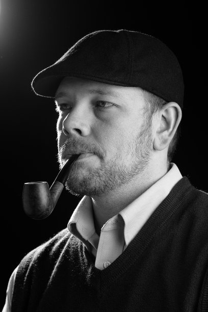 抽烟斗的年轻人图片下载