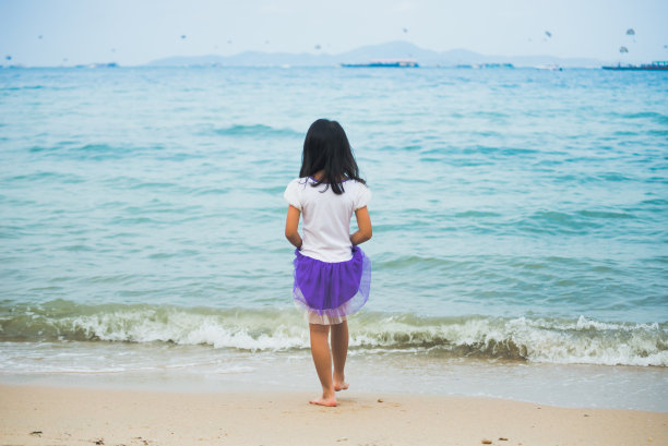 沙滩上的一个女孩图片下载