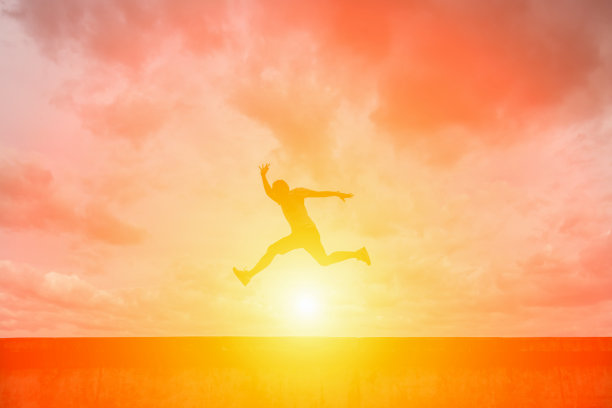 夕阳中快乐的人图片下载