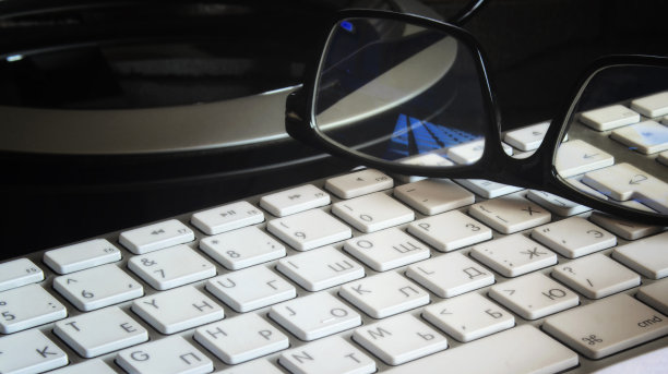 电脑的键盘反射在眼镜上。图片下载