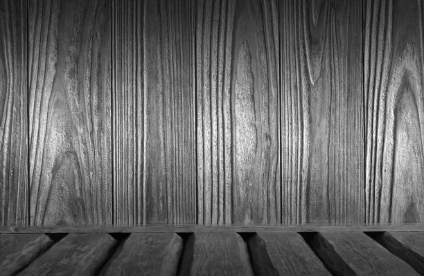 肮脏的木桌和深色的墙壁图片下载