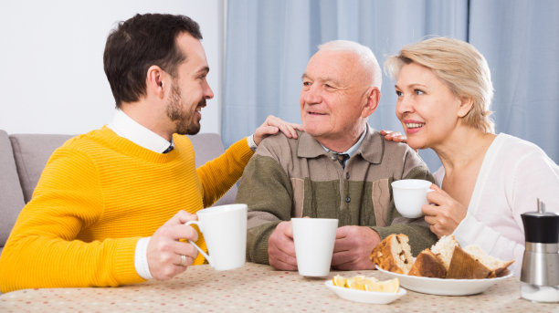 微笑着吃早餐的家人图片下载