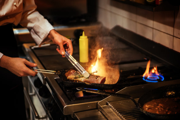 餐厅厨房主厨图片下载