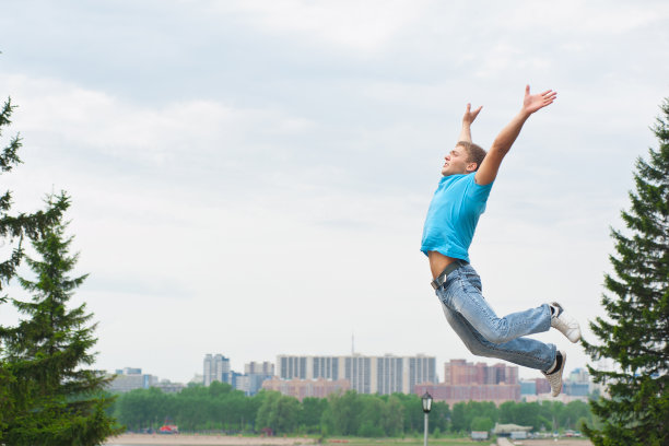 年轻人在空中跳图片下载