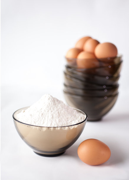 鸡蛋和面粉放在碗里。图片下载