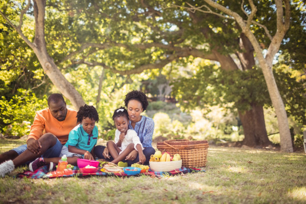 幸福的家庭聚餐素材图片