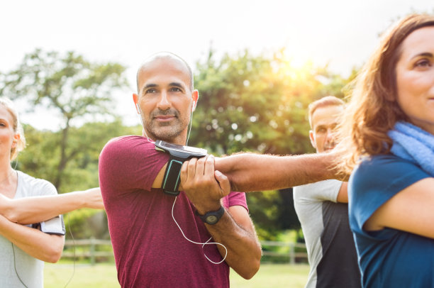 健康成熟的男人伸展手臂图片下载