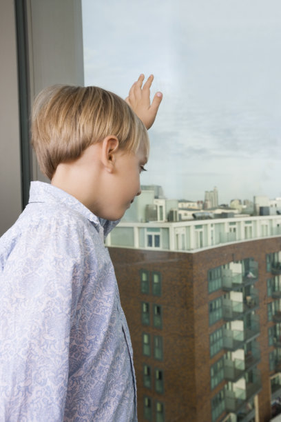 男孩透过窗户往外看图片下载