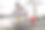 年轻男子在厨房柜台切花椰菜图片下载