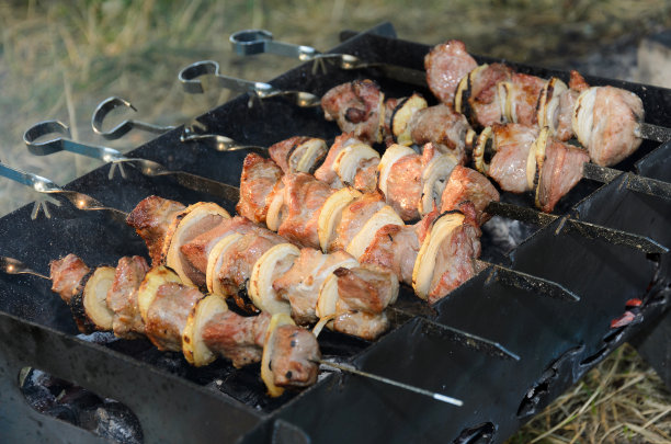 金属串上烤的猪肉图片下载