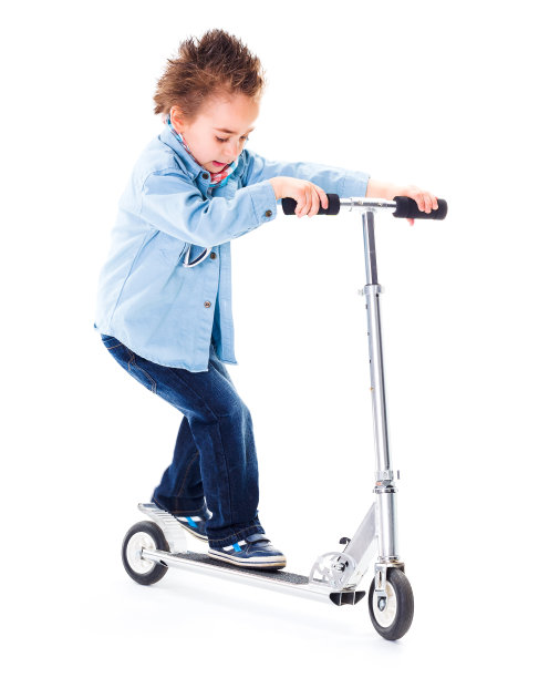 小男孩在玩他的滑板车图片下载