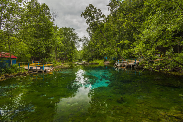 美丽的蓝色湖泊和木桥。图片下载
