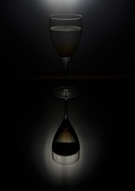 一滴墨水在水杯剪影图片下载