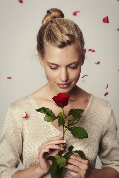 情人节玫瑰美人图片下载