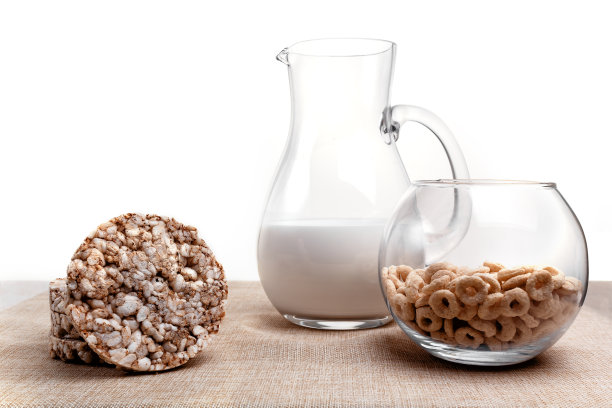 麻袋里的小麦、玉米和牛奶罐挂在桌布上。孤立的图片下载