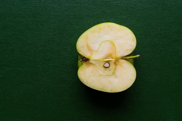 黑色背景下的苹果部分特写图片下载